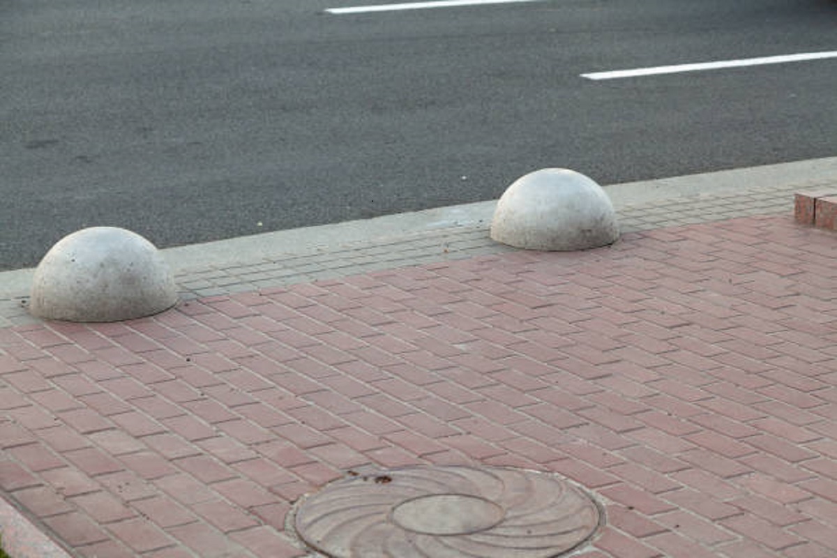 В России предложили убрать с дорог бетонные заграждения в виде полусферы