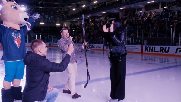 Нижегородец сделал предложение девушке на хоккейном матче
