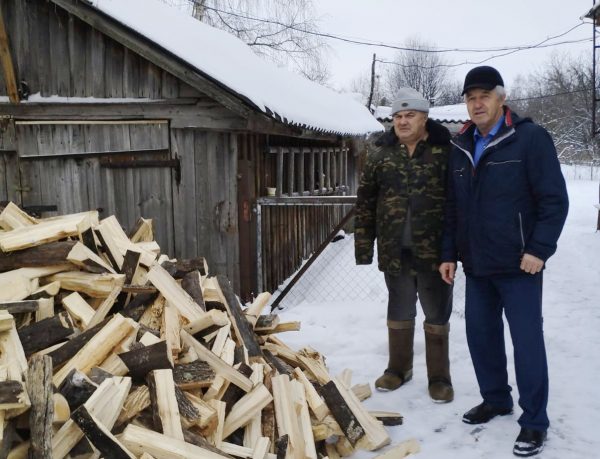 Машину дров привезли ветерану под Новый год нижегородские депутаты