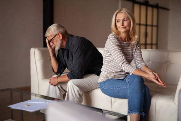 «Наступает переоценка»: психологи объяснили, из-за чего разводятся пары со стажем