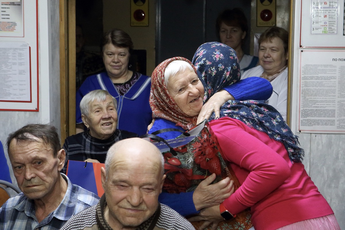 Волонтеры «Ростелекома» вместе с благотворительной организацией «Территория добра» поздравили бабушек и дедушек именными подарками и праздничным концертом