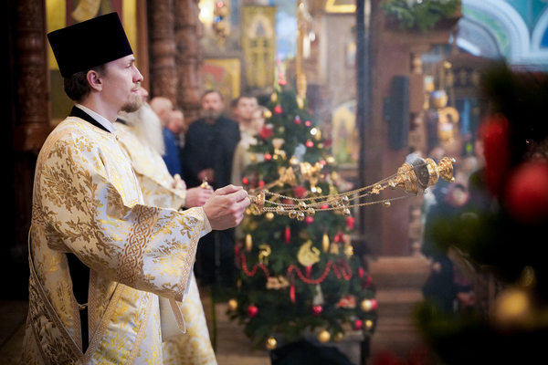 Праздничное рождественское богослужение прошло в Александро-Невском кафедральном соборе