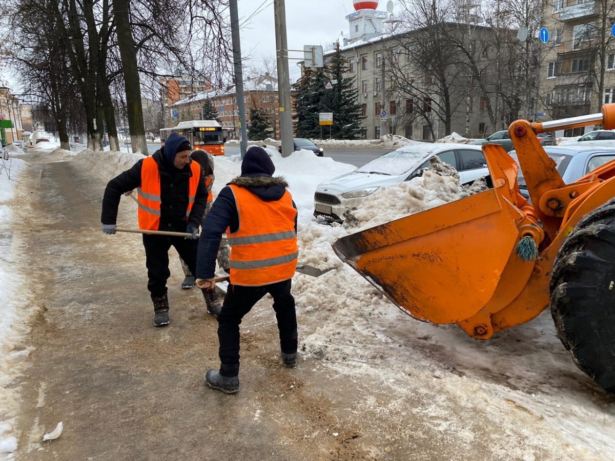 Во всех районах Нижнего Новгорода усилили обработку дорог противогололедными материалами
