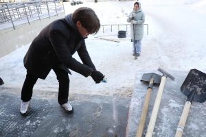 Врачи рассказали нижегородцам, как избежать травм в гололед