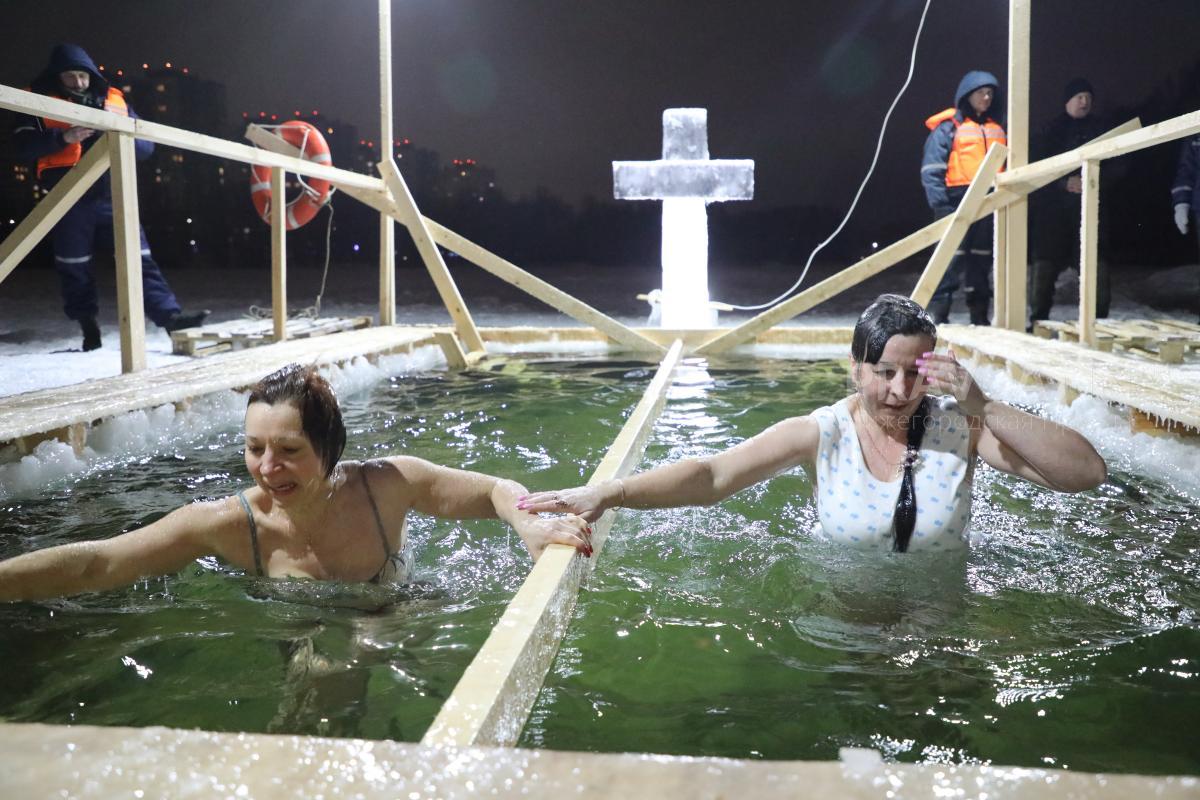 8 тысяч нижегородцев окунулись в прорубь в Крещение