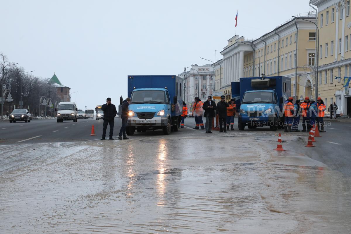 Прорыв трубы на площади Минина устранят 25 января