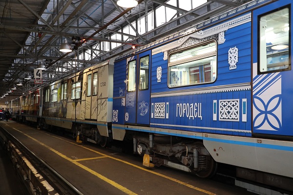 Поезда московского метро украсили в стилистике Нижегородской области
