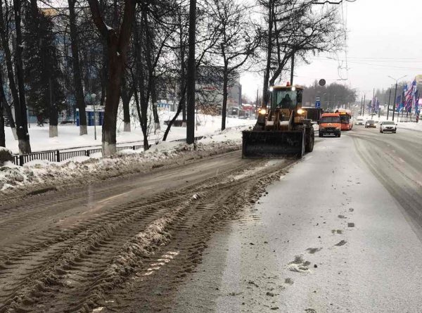 Снегоуборочные работы усилили в Нижнем Новгороде из-за снегопада и дождя 26 февраля