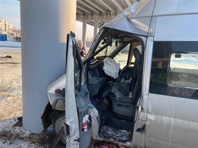 Четыре человека пострадали при наезде автобуса на опору моста в Тольятти