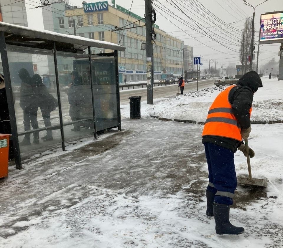 Дорожные службы устраняют последствия снегопада в Нижнем Новгороде