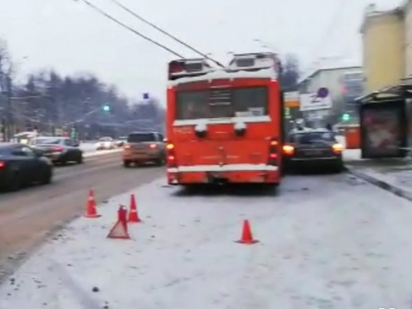 Иномарка наехала на выходившего из троллейбуса пассажира на проспекте Гагарина
