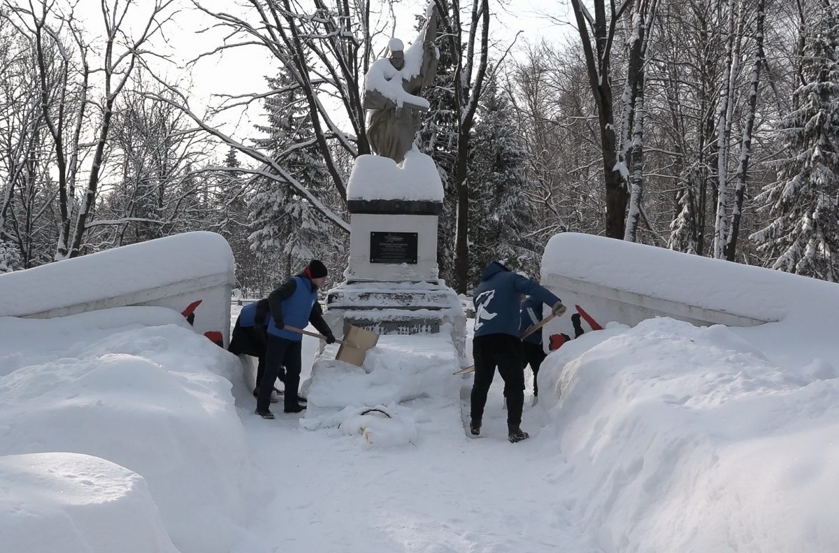 Добровольцы очистили от снега и наледи памятник на воинском захоронении 