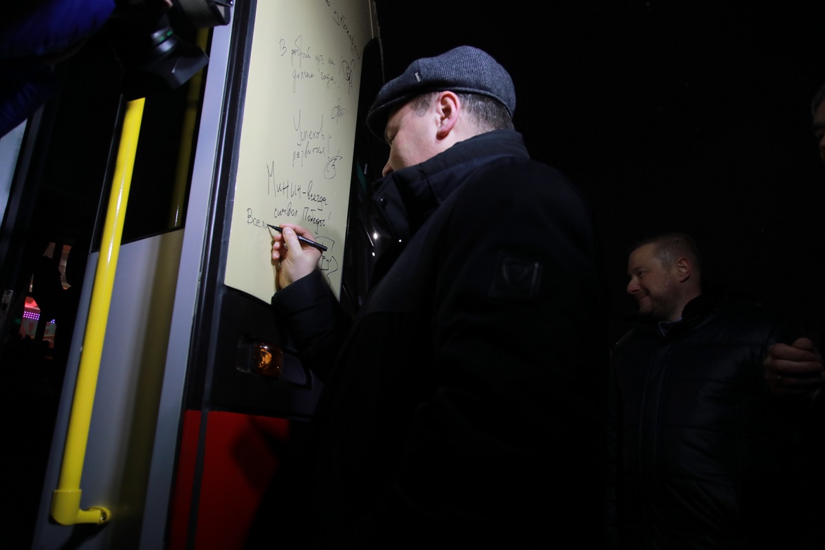 Роман Головченко оставил свой автограф на кабине нового трамвая