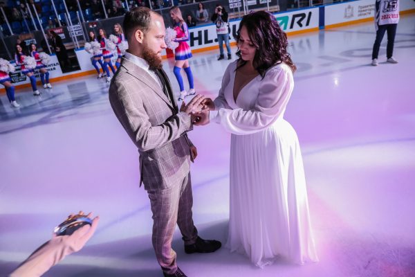 Опубликованы фото свадьбы нижегородцев на льду перед хоккейным матчем в День всех влюбленных