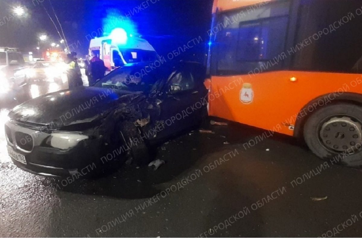 Пьяный водитель «БМВ» столкнулся с автобусом в Сормове