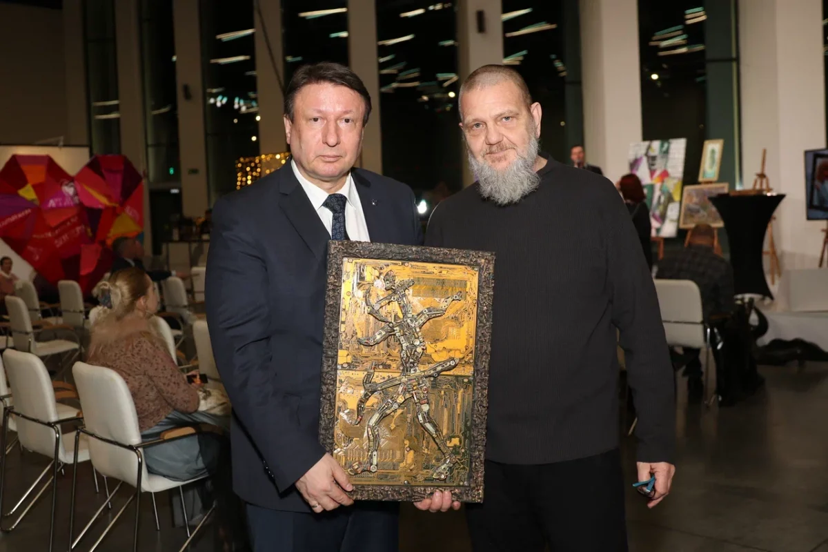 Олег Лавричев посетил благотворительный аукцион на выставке «АРТ МИР»