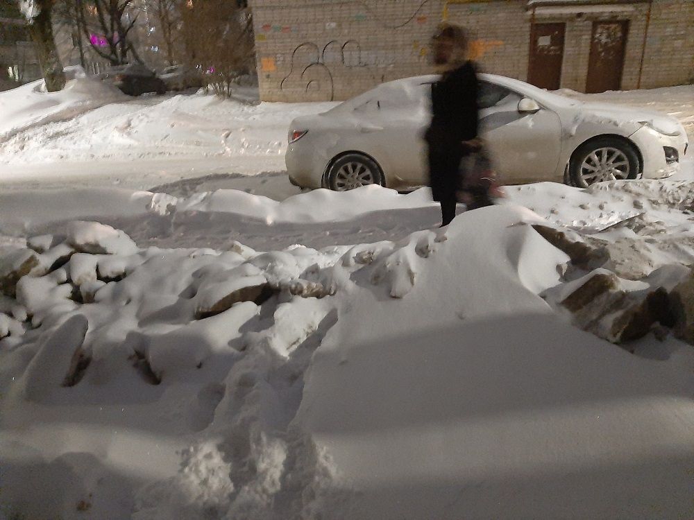 Территорию около дома №8/7 на Светлогорской улице дорожные службы завалили снегом и льдом