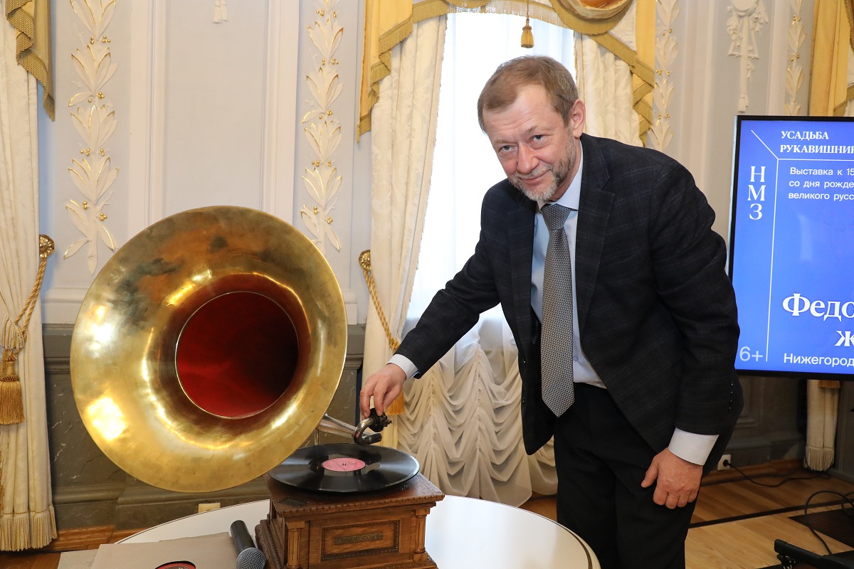 Директор музея Юрий Филиппов недавно купил для музея пластинку с первой записью Шаляпина