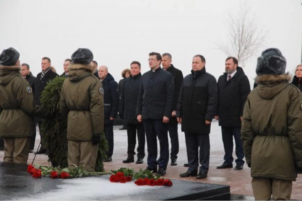 Глеб Никитин и Роман Головченко возложили цветы к Вечному огню в Нижегородском кремле