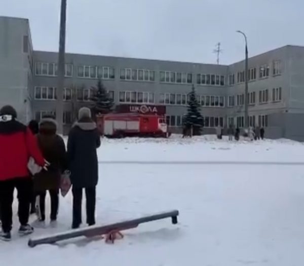 Нижегородские школы массово эвакуируют второй день подряд