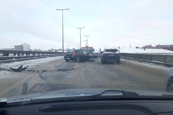 На метромосту в Нижнем Новгороде столкнулись две иномарки