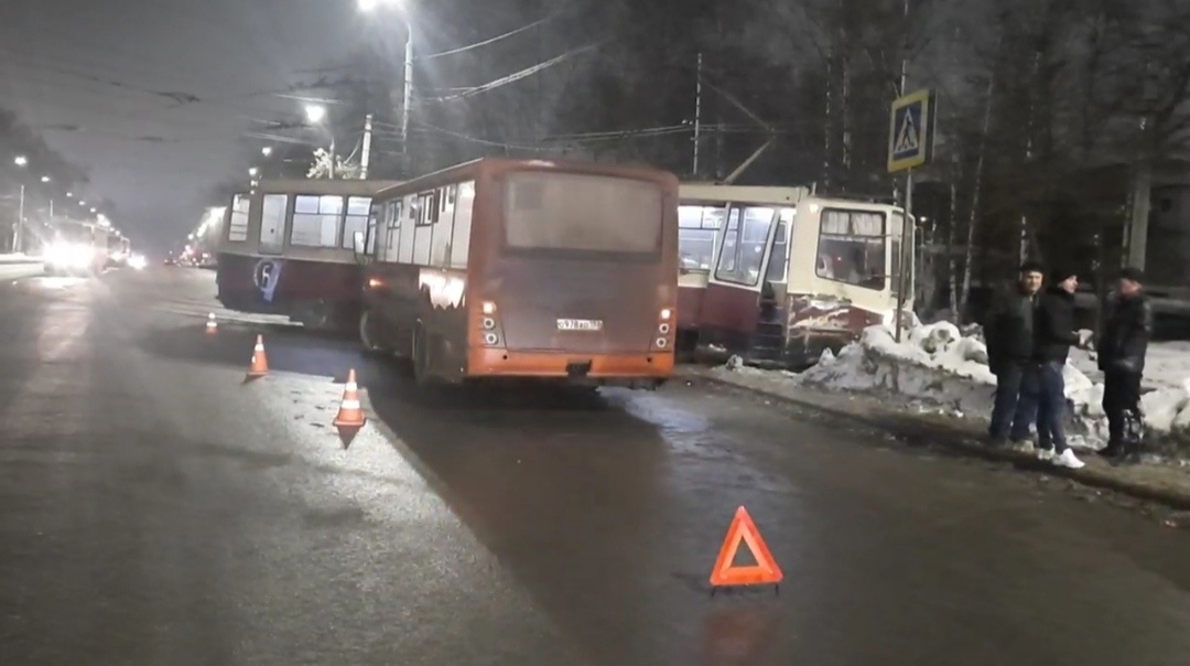 Три пассажира пострадали в ДТП с маршруткой и трамваев на улице Ковалихинской