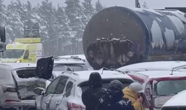 32 машины столкнулись на трассе М‑11 в Новгородской области