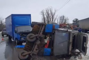 Грузовик столкнулся с трактором в Павловском округе 26 февраля