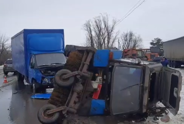 Грузовик столкнулся с трактором в Павловском округе 26 февраля