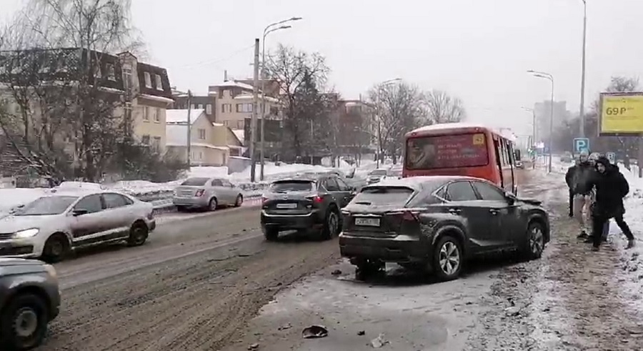 Пробка образовалась на улице Родионова из-за утреннего ДТП