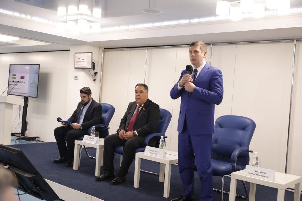 Андрей Гнеушев и Раджаббой Ахмадзода открыли бизнес-форум в Нижнем Новгороде