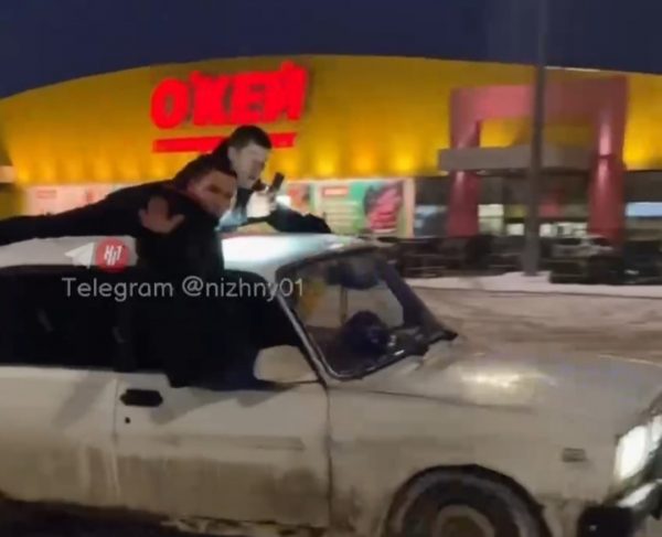 19-летнему водителю грозит штраф за дрифт на парковке ТЦ в Автозаводском районе