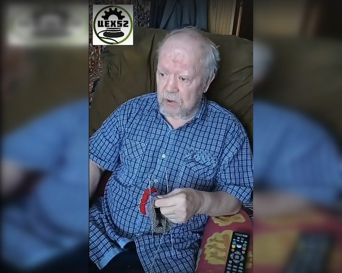 72-летний дедушка из Володарска вяжет теплые носки для российских солдат