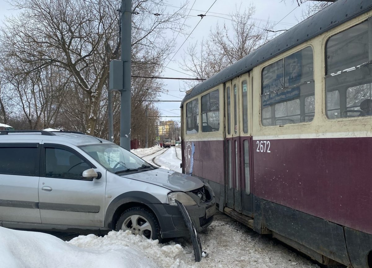 Легковушка столкнулась с трамваем в Сормовском районе
