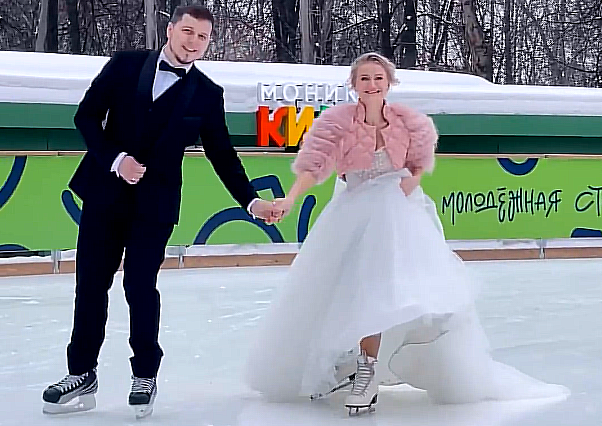 Нижегородские молодожены сыграли свадьбу на катке в День всех влюбленных