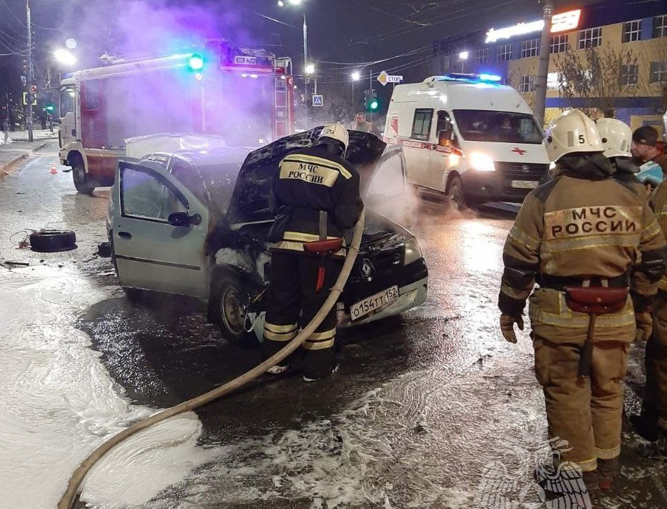 Легковой автомобиль сгорел на Московском шоссе поздно вечером