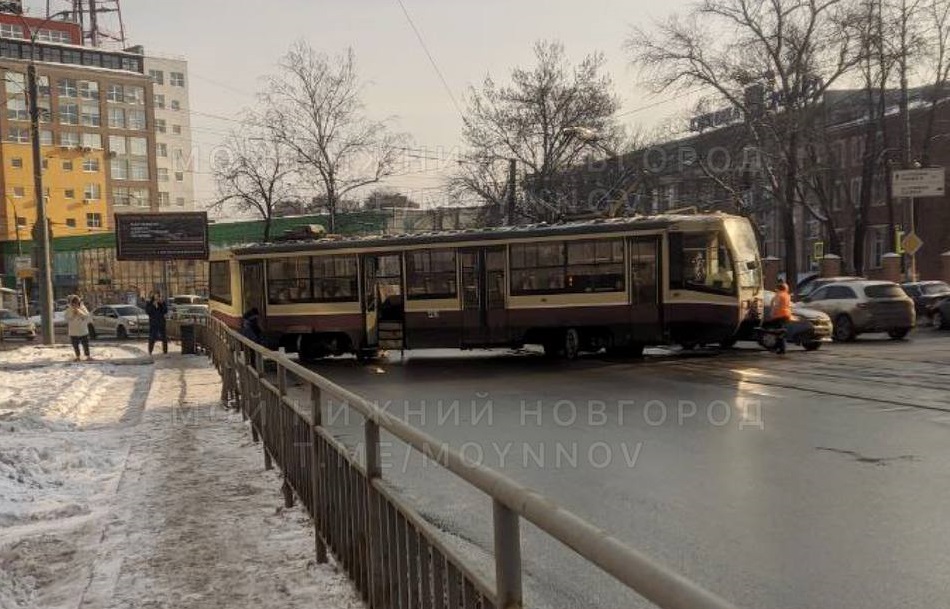 Трамвай сошел с рельсов на улице Белинского