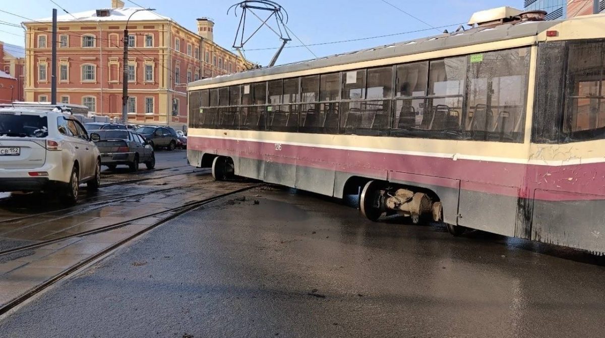 Стала известна причина схода трамвая с рельсов на улице Белинского