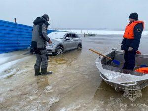 В Городце сотрудники МЧС спасли из Волги пятерых рыбаков