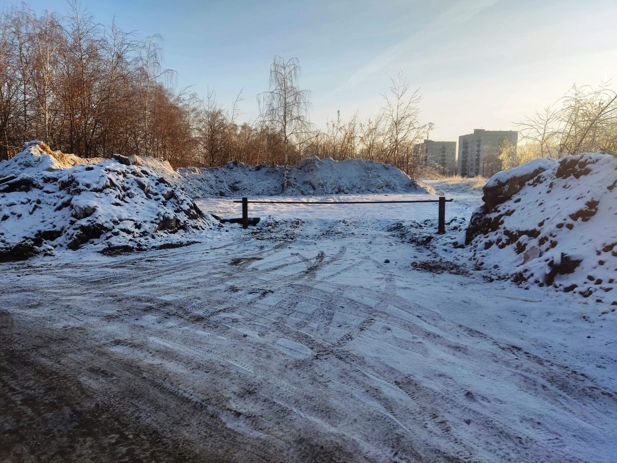 Несанкционированную свалку снега обнаружили около железной дороги в Нижнем Новгороде