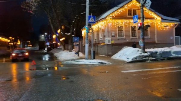 Водитель иномарки сбил пешехода в Трехсвятском Заповедном квартале
