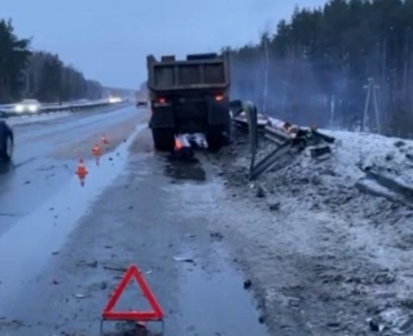 Пассажир грузовика пострадал из-за взрыва колеса на трассе М‑7 в Нижегородской области
