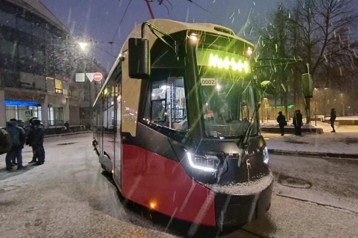 Глеб Никитин и Роман Головченко проехали на новом трамвае «МиНиН»