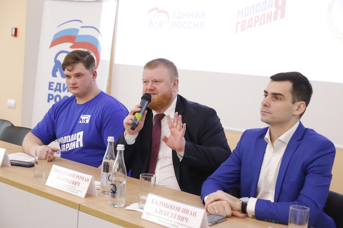 Активисты «Единой России» поделились опытом общественно-политической работы со студентами