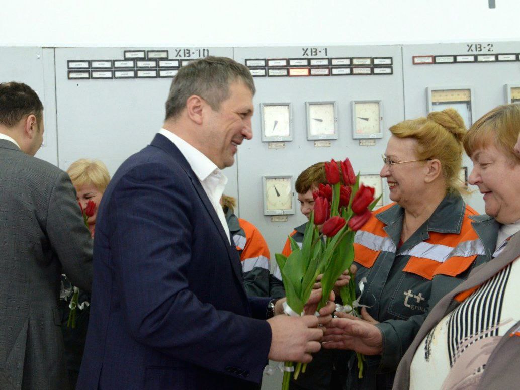 Иван Носков поздравил женскую часть коллектива Дзержинской ТЭЦ