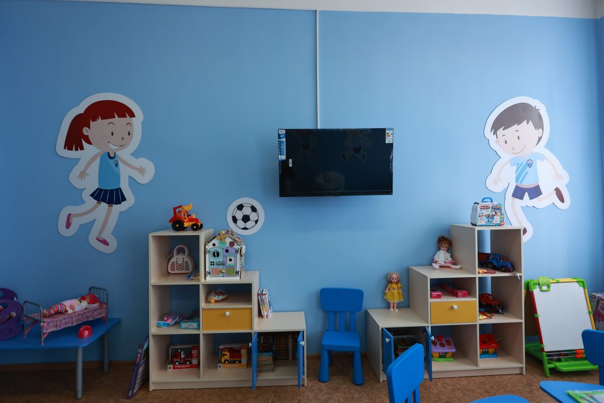 Для оснащения комнаты были переданы телевизор, мольберт, детская мебель, развивающие игрушки и книги
