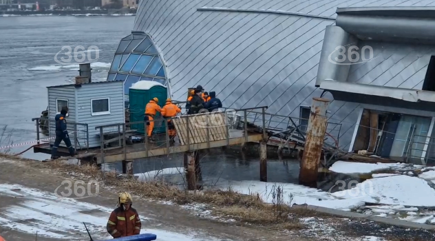 Сотрудники МЧС спасают тонущий плавучий ресторан «Серебряный кит» в Санкт-Петербурге
