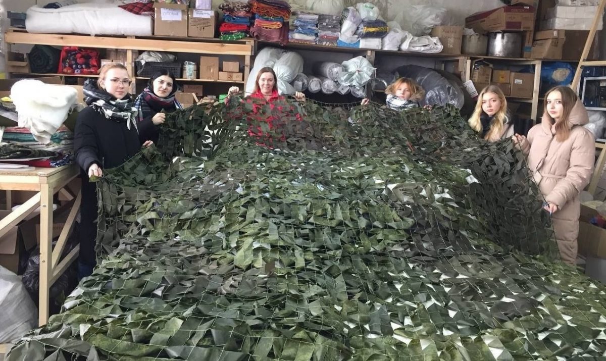 Нижегородские студентки помогают изготавливать маскировочные сети для бойцов СВО