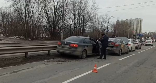 Водитель иномарки врезался в два автомобиля из-за неправильно выбранной дистанции