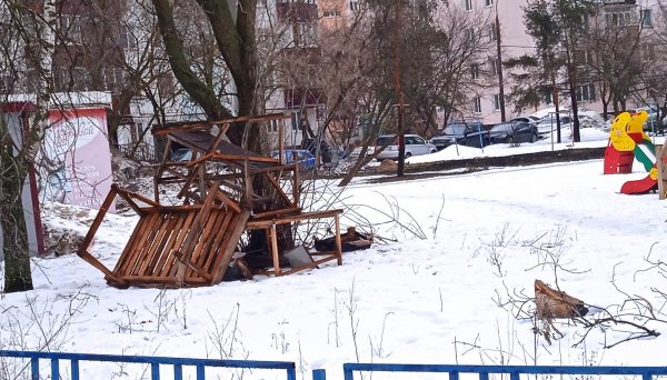 Двор одного из домов на улице Комсомольской в Нижнем Новгороде очистили от мусора